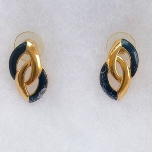 NAVY AND GOLD PIERCED EARRINGS IN GOLD SETTING.